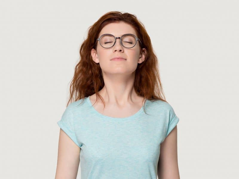 Gemakkelijker Ademen Bij Astma Kan Met Dit Dieet vrouw blauw shirt bril