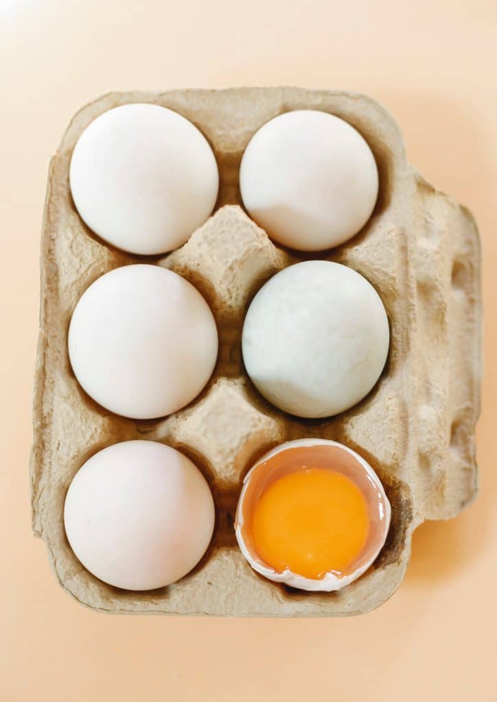 Eierdoos met 6 eieren, waarvan 1 open is